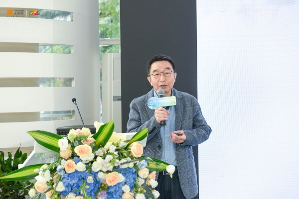 師建國教授發表演講.jpg