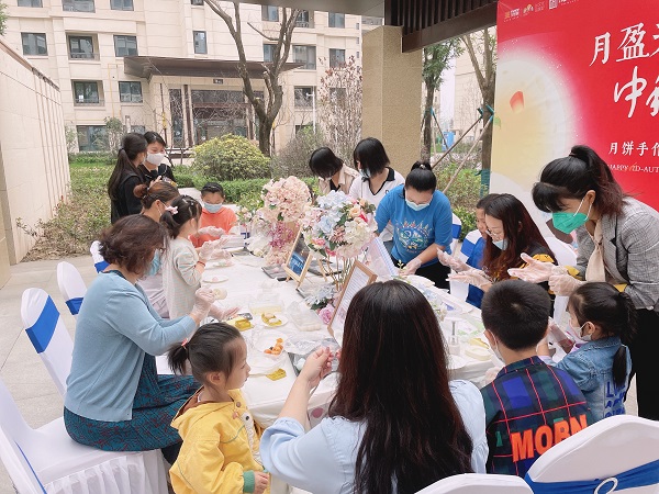 3 業主攜手制做月餅.jpg